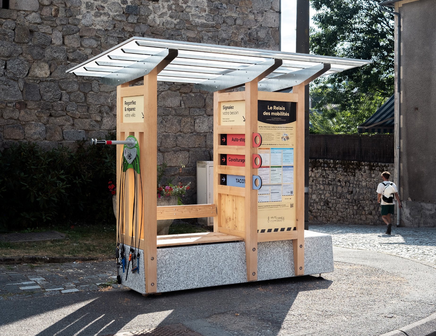 Le Relais des Mobilités, mobilier d’arrêt en bois installé en bord de route
